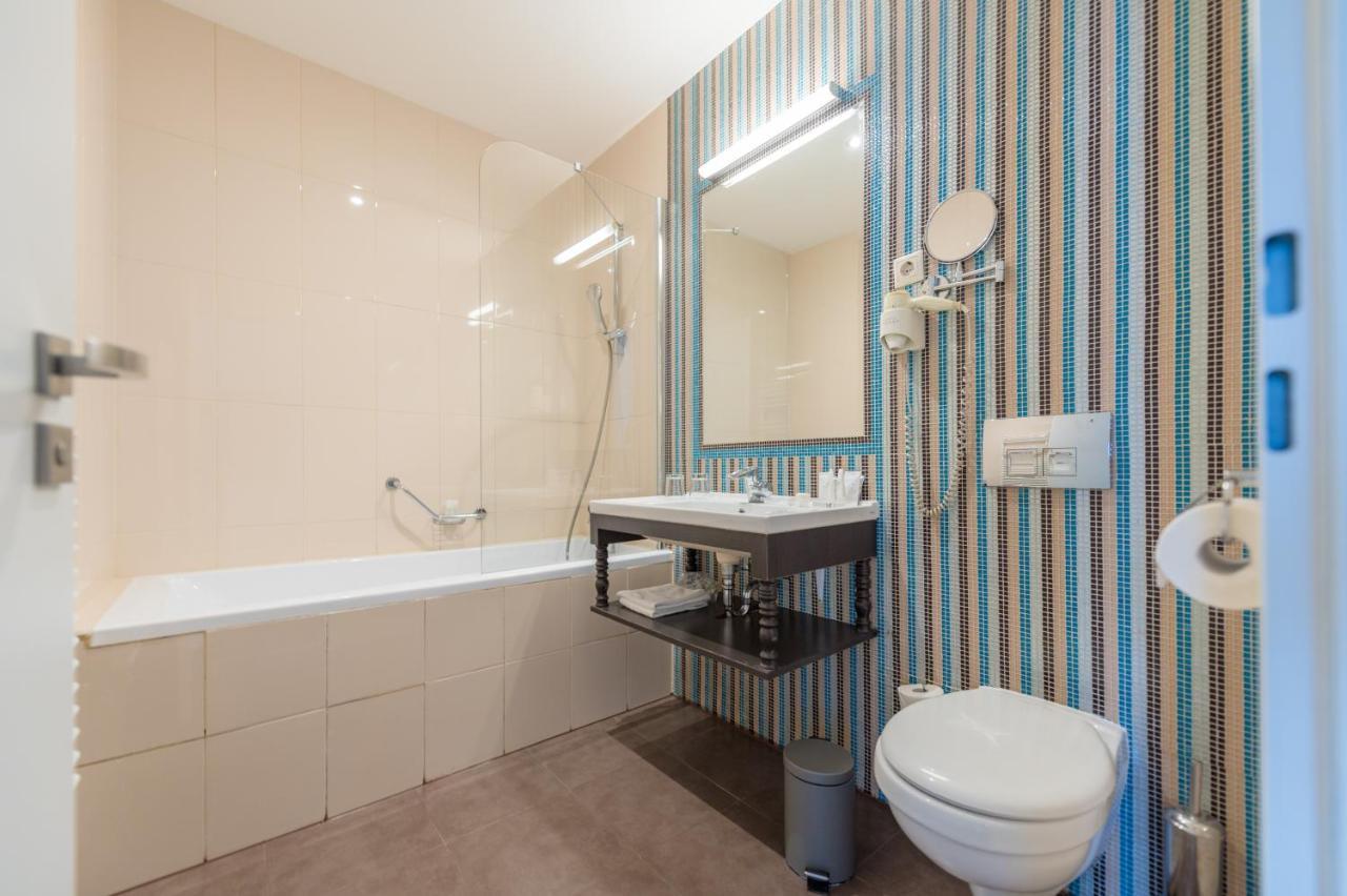 Deluxe Double Room With Extra Bed,672758838:JPEG