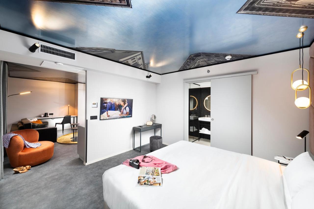 Limited Suite,1299369496:JPEG